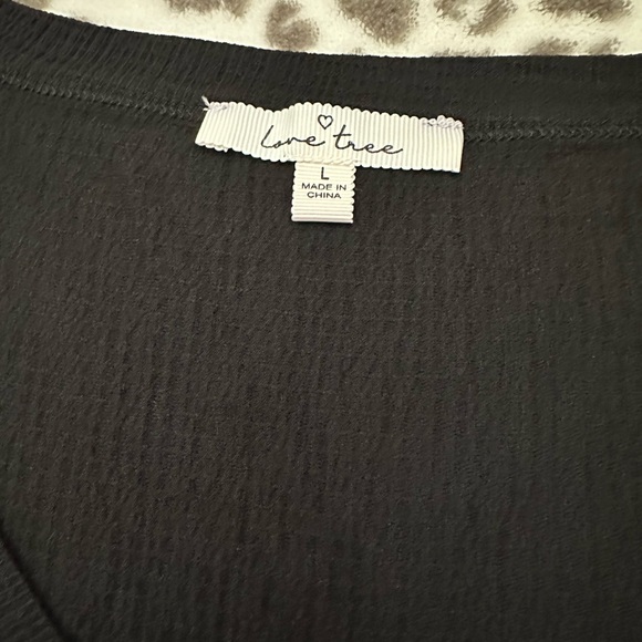 Love Tree V-Neck Button Waffle Top in Black Size Large - Picture 11 of 17